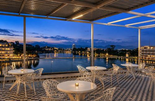 Lake Swaroop Sagar Hotel | Hotel Motimahal Lakeview I Lake Pichola I Best Lake View hotel in Udaipur