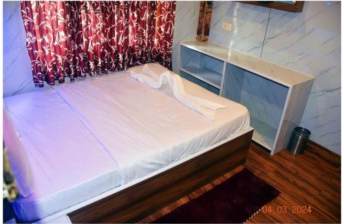 Mallital Hotel | HOTEL NEW ! FLATIES ! PALACE Near LAKE - Full Naini Lake View and Mountain Valley View - Wi Fi - Room Service Available - A TOP RATED PREOPERTY