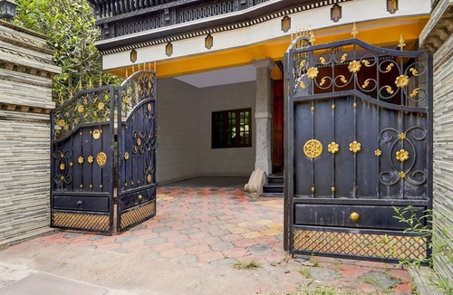 Thiruvananthapuram House | Hotel O Kazhakuttam Railway Station