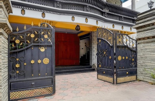 Thiruvananthapuram House | Hotel O Kazhakuttam Railway Station