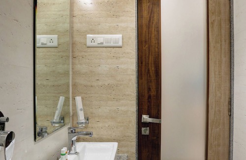 Cuffe Parade Hotel | Hotel Ozone Inn