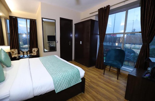 Naraina Hotel | Hotel Palm Grand Naraina New Delhi - Couple Friendly Local IDs Accepted