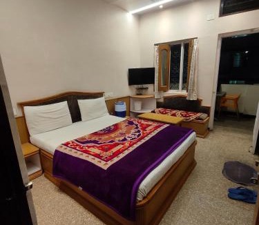 Mount Abu Hotel | Hotel Priyanka - 750 metres from nakki lake Near Bus Stand
