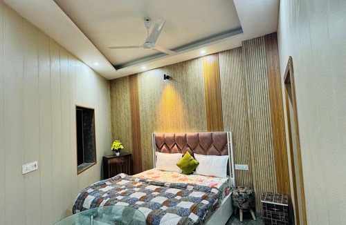 New Delhi Hotel | Hotel R Crown Banquet And Rooms