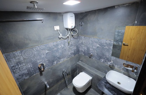 Bhat Hotel | HOTEL R K FORTUNE