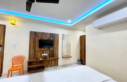 Varanasi Hotel | HOTEL RUDRA ! Varanasi ! fully-Air-Conditioned hotel at prime location with Parking-LIFT-wifi-Restaurant availability, near Kashi Vishwanath Temple, and Ganga ghat, Luxurious Rooms
