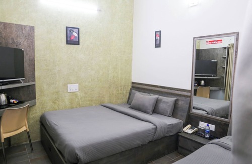 Gandhipuram Hotel | Hotel Sapthagiri Nest