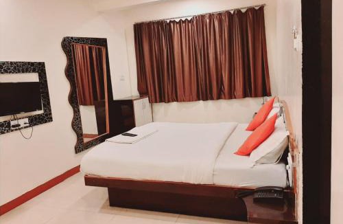 Mahabaleshwar Bed & Breakfast | Hotel Savera Holidays Main Market