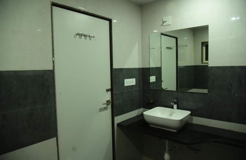 Abu Road Hotel | Hotel Savera Palace