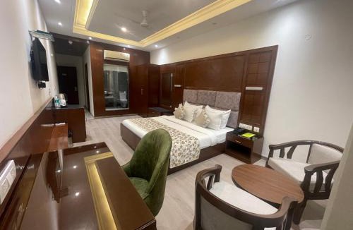 Sector 5 Hotel | Hotel The Saffron Park