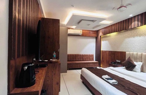 Indore Hotel | Hotel with restaurent and 9 bedrooms in the cleanest city indore m.p