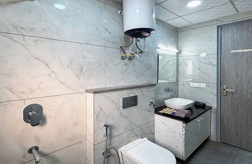Marathahalli Hotel | Housr Ferguson Apartment Near Radisson