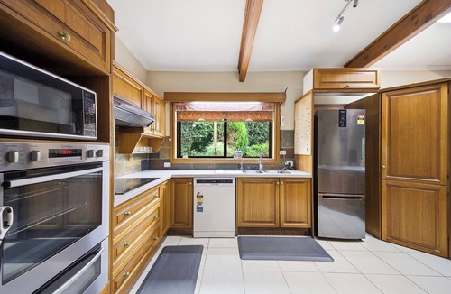 Clyde House | Huge 5 Bed Party House: Pool/Renovated Tram/Bar/Games Room/Family Stay