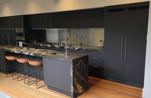 Zetland House | Immaculate home sleeps 10, garaging for 2 cars close to Sydney's CBD & transport