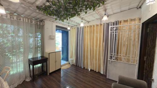 Pali Hill Apartment | Independent Garden Cottage-Bandra-Carter road
