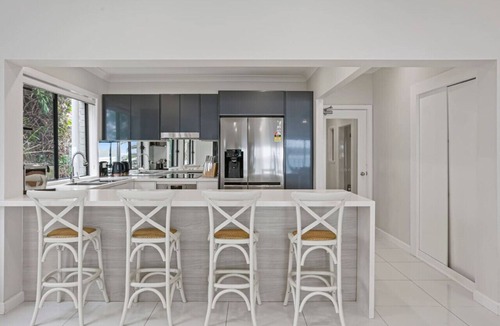 Toukley Villa | Infinity on Moss Panoramic Lakefront 6 BDRM Villa