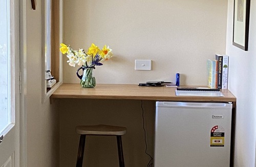 Drummond Cottage | Ironbark cabin, a tranquil secluded getaway between Daylesford and Kyneton.