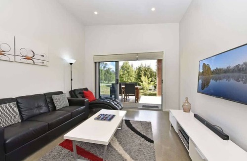 Pokolbin Villa | Ironbark Hill Villa 2
