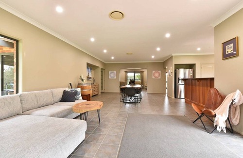 Lovedale House | Ironstone Residence relaxing retreat 6 bed 2 bth private pool and hot spa pool table