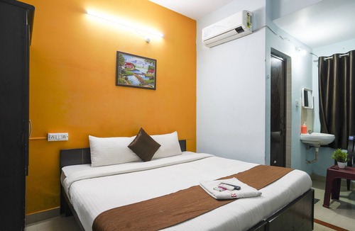 Kukatpally Housing Board Colony Hotel | iROOMZ Grand Aarvi Suites