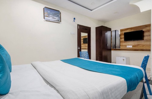 Jubilee Hills Hotel | iROOMZ Hotel Ritzy Grand