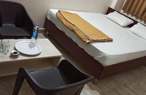 Mandya Hotel | iROOMZ Suchira Lodge