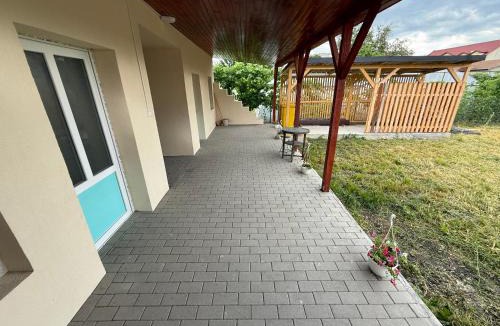 Sangeorgiu de Padure House | István