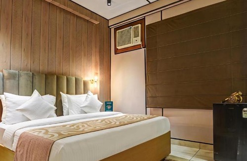 Jangpura Hotel | J Residency with Free Pickup from Nizamudin Railway Station 12 PM TO 6 PM