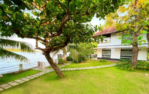 Perumbalam House | Jai Lake House