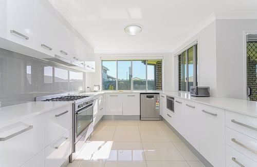 Jordan Springs House | Jordan Springs 5 bedrooms home near shopping