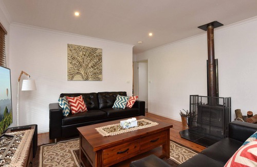 Ellalong Cottage | Kangaroo Cottage - cute Accom in bushland setting