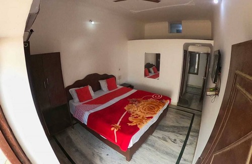 Khajuraho Hotel | Karma hostel free wifi 5-bedroom hotel in charming Khajuraho with AC