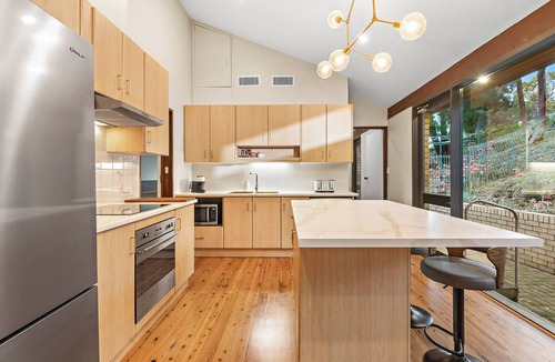 Keiraville House | Keiraville 4 Bed/3 Bath Hilltop Home with Bushland Views. 800m to UOW.10mins CBD