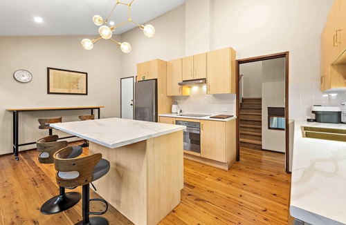 Keiraville House | Keiraville 4 Bed/3 Bath Hilltop Home with Bushland Views. 800m to UOW.10mins CBD
