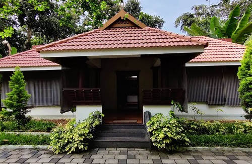 Kochi House | Kerala Traditional 2 bedroom home with AC in charming green surrounding in Kochi