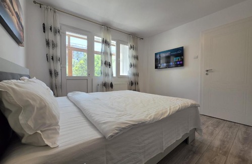 Iasi Apartment | Konstanzer Podu Ros 11 - Spacious Apt - Palas Mall - AC