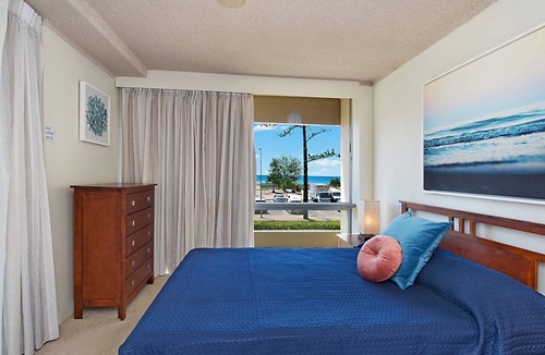 Coolangatta Apartment | Kooringal Unit 3 Right on Greenmount Beach Coolangatta with Wi-Fi Included