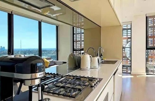 St. Leonards Apartment | KozyGuru |St Leonards | 1 Bed Best Location and View