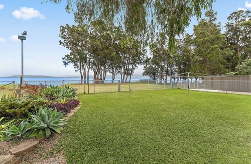 Primbee House | LA CASA SUL LAGO. Stunning lakefront home with direct access to lake Illawarra.