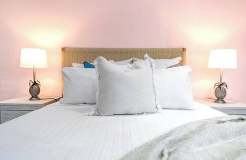 Mooroobool Apartment | La Palma Tropical Haven with Poolside Relaxation