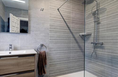 Saunta Vaddo Ski Chalet | La Portabe Oyster Villa by Hotel Baga Oyster