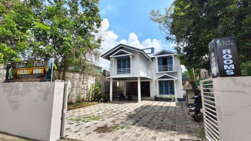 Erezha Hostel | Lake and Paddy holiday home