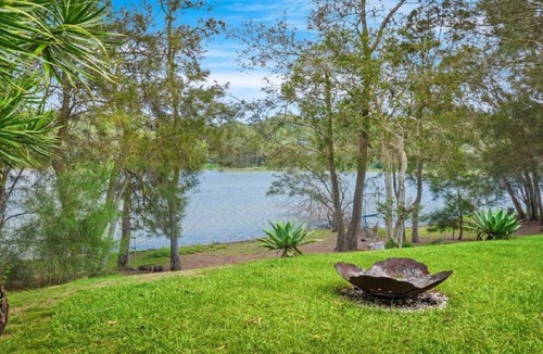 Avoca Beach House | Lake House Hideaway - Serene Lakeside Retreat