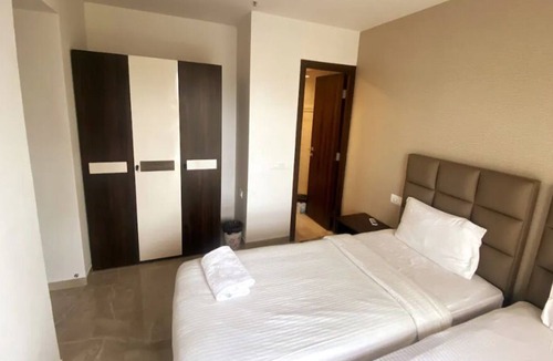 Hiranandani Gardens House | Lake view apartment