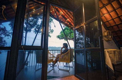 Kollam Villa | Lakefront 2-bed villa-Cozy A-frame upper deck with balcony | BBQ | Hammock