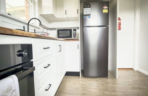 Koonawarra House | Lakefront Retreat | Pets+Parking | Games+Backyard