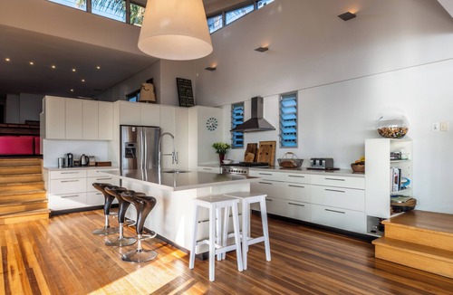 Toukley House | Lakeside Retreat for Families & Groups – Spacious 5-Bedroom Home with Pool
