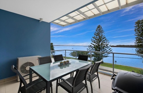 The Entrance Apartment | Lakeside Waterfront Apartment The Entrance