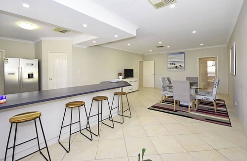 Kinross House | Large 4-bedroom 2-bathroom home sparkling pool + pool table walk to shops & cafe