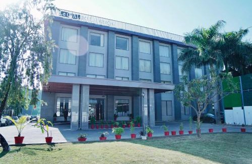 Dehradun Hotel | Le OVAL Hotel & Resorts